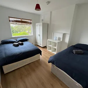 Gasthof Nice Triple At 2 Iveragh Rd-6